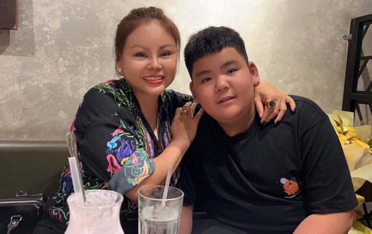 Nghệ sĩ Lê Giang và con trai.