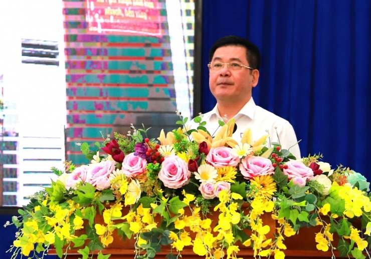 Phó Chủ tịch Quốc hội Nguyễn Hồng Diên phát biểu tại hội nghị tiếp xúc cử tri