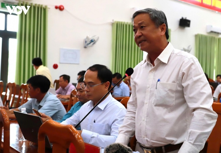 Cử tri Trần Công Hoan, xã Phú Thiện cho rằng, các thủ tục hành chính tại cơ sở đang chậm và thiếu hướng dẫn cụ thể, nhất là trong lĩnh vực đất đai và thuế.