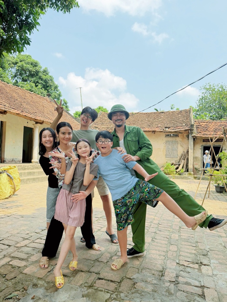 Hình ảnh không có trên phim 'Căn nhà không mái che', Duy Hưng nhí nhảnh bên Huyền Lizzie - 2