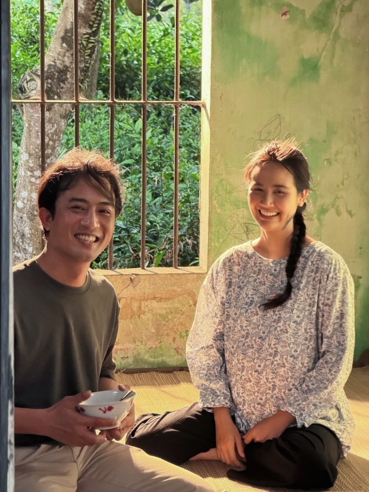 Hình ảnh không có trên phim 'Căn nhà không mái che', Duy Hưng nhí nhảnh bên Huyền Lizzie - 3