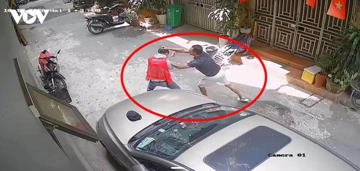 Nam thanh niên gần như không có hành vi chống trả nhưng vẫn liên tục bị người đàn ông tấn công.