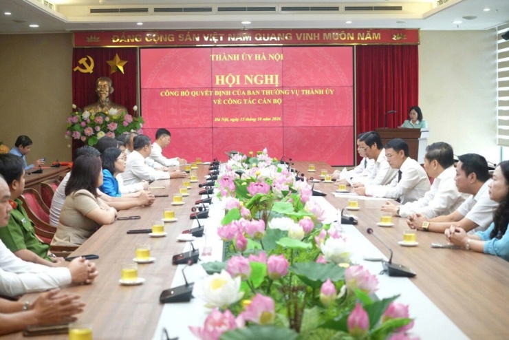 Hội nghị công bố các quyết định của Ban Thường vụ Thành ủy về công tác cán bộ.