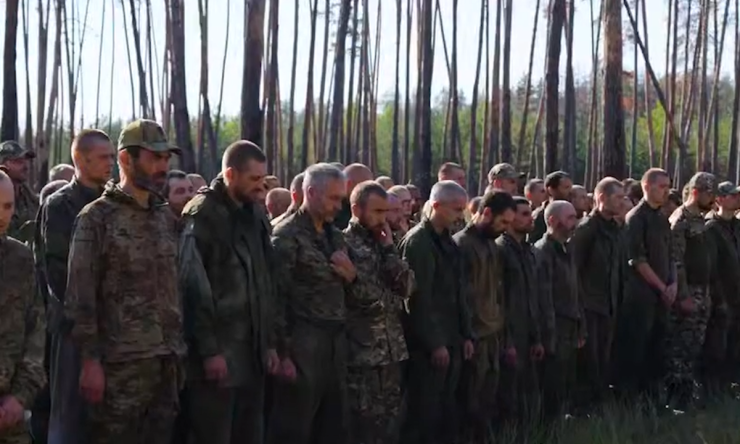 Các quân nhân được cho là tù binh Nga trong video do Quân đoàn 3 Ukraine đăng hôm 28/9. Ảnh chụp màn hình