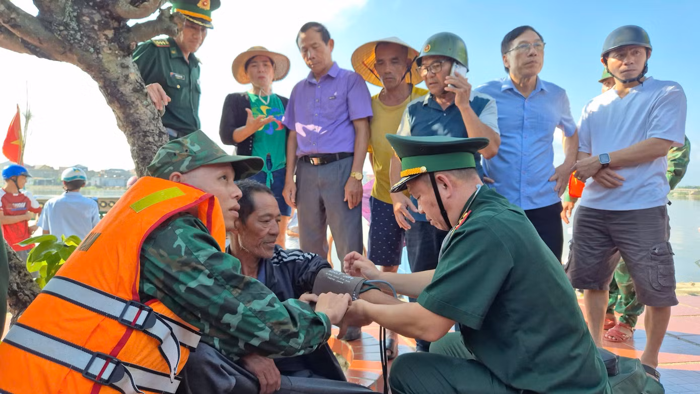 Ông Châu được Bộ đội Biên phòng thăm khám sức khoẻ ngay khi vào bờ.