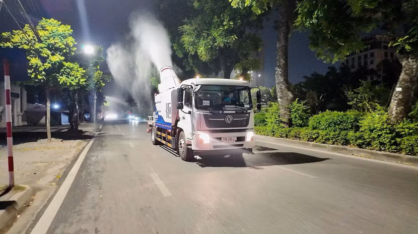 Xe chuyên dụng đang phun sương dập bụi trên các tuyến phố nội đô