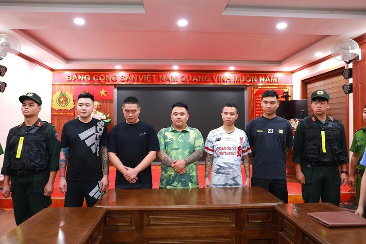 Cơ quan công an bắt tạm giam thêm 5 bị can liên quan vụ án đăng tải video bạo lực trên mạng xã hội tại Lào Cai. Ảnh: Công an tỉnh Lào Cai.