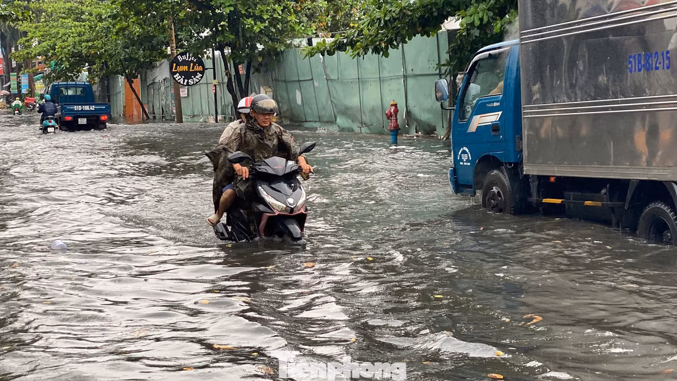 Đoạn ngập sâu nhất trên đường Phạm Đức Sơn khiến phương tiện gặp khó khăn khi di chuyển.