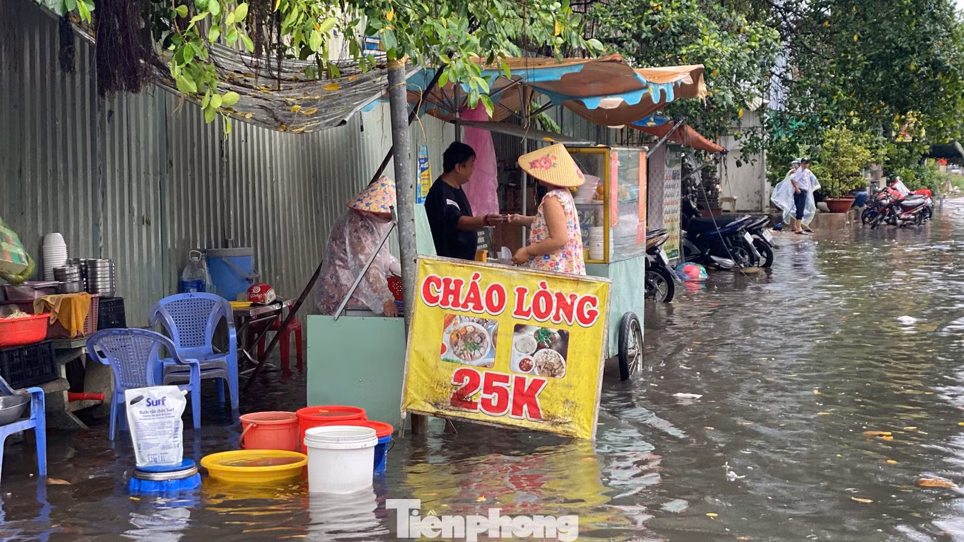 Việc buôn bán, kinh doanh của người dân trên đường Phạm Đức Sơn bị ảnh hưởng vì ngập úng.