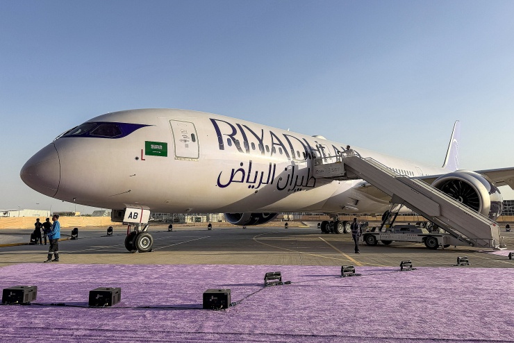 Một chiếc Boeing 787-9 của hãng hàng không Riyadh Air trên đường băng sân bay quốc tế King Khalid ở thủ đô Riyadh, Arab Saudi ngày 7/6. Ảnh: AFP