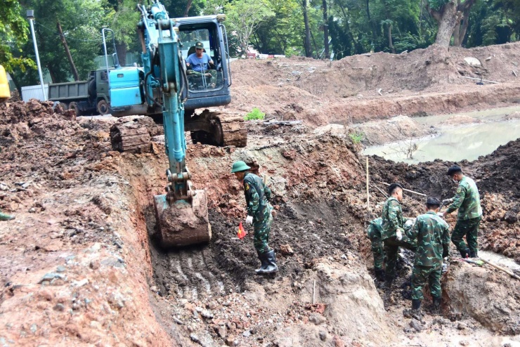 Lực lượng chức năng tiếp tục tìm kiếm hài cốt liệt sĩ tại Công viên Lê Thị Riêng. Ảnh: BTL TP