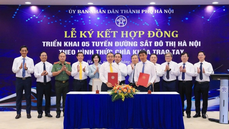 Lễ ký kết hợp đồng chìa khoá trao tay giữa Ban Quản lý đường sắt đô thị Hà Nội và Liên danh Vinhomes – SGC. Ảnh: Viết Thành