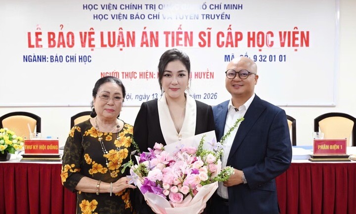 "Và 3 năm qua, Huyền đã khiến tôi thay đổi những suy nghĩ ban đầu. Huyền nghiêm túc, nỗ lực, quyết tâm, khá chủ động và không dễ bỏ cuộc. Đặc biệt, Huyền còn có bản lĩnh 'cãi' cả người hướng dẫn. Đấy cũng là tố chất cần có của người làm khoa học: Chính kiến, tư duy độc lập và khả năng bảo vệ quan điểm của mình bằng những luận cứ khoa học", PGS.TS Nguyễn Thị Trường Giang chia sẻ. Theo PGS.TS. Nguyễn Thị Trường Giang, Hoa hậu Nguyễn Thị Huyền không dễ bỏ cuộc, sẵn sàng bảo vệ quan điểm của mình trước người hướng dẫn. Bà cho rằng đây cũng là những tố chất cần thiết của người làm khoa học. Ngôi sao đưa tin.