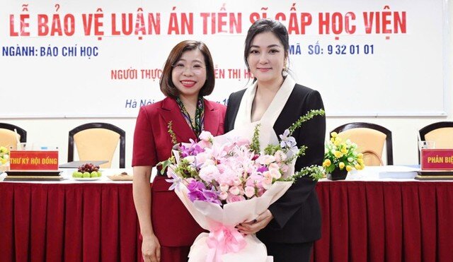 Mới đây cô gây xôn xao khi bảo vệ thành công luận án tiến sĩ. Cụ thể, ngày 14/10, PGS.TS Nguyễn Thị Trường Giang - Phó giám đốc Học viện Báo chí và Tuyên truyền - chia sẻ một số hình ảnh bên Hoa hậu Nguyễn Thị Huyền trong buổi bảo vệ luận án tiến sĩ. PGS.TS Nguyễn Thị Trường Giang là người hướng dẫn luận án tiến sĩ cho Nguyễn Thị Huyền..