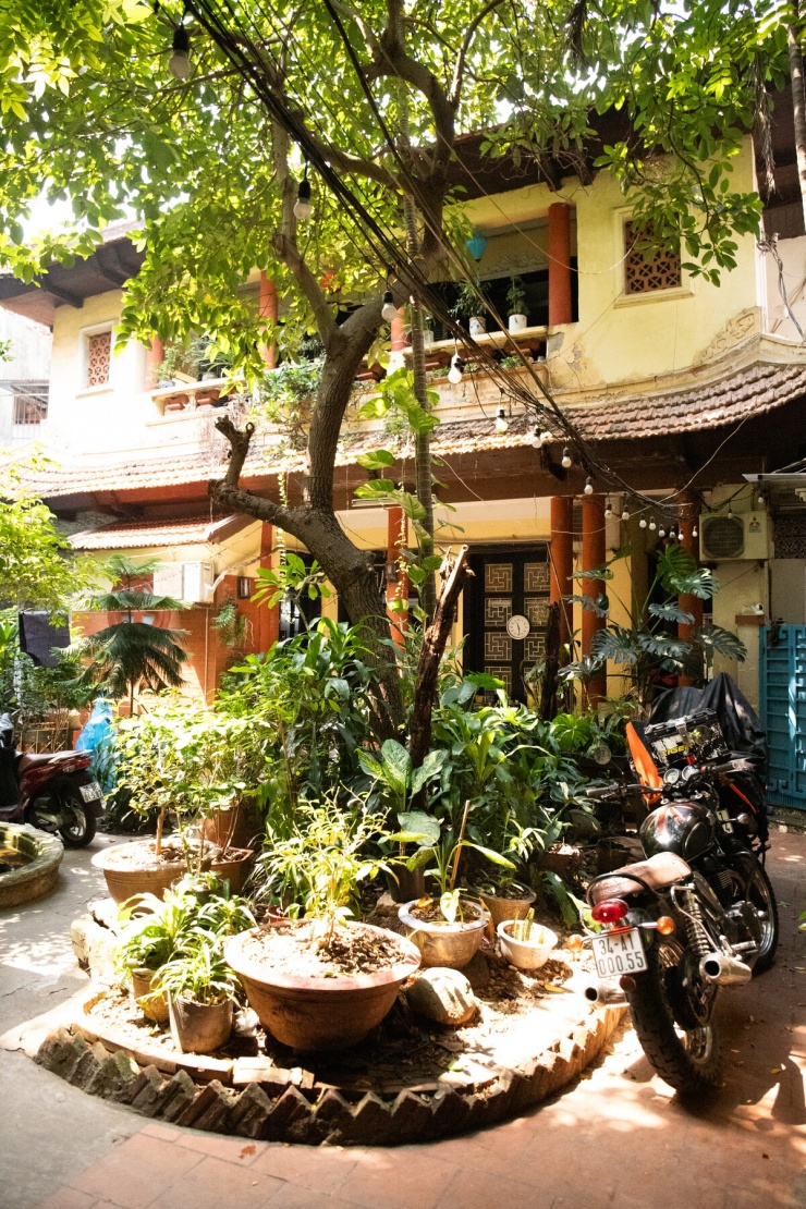 Căn nhà thi công trong hai năm thi công, được thiết kế 3 tầng, 22 phòng, mang phong cách kiến trúc Pháp kết hợp với những đường nét của đình làng Việt cổ.