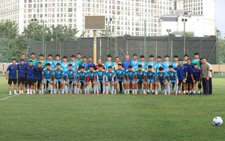 Chủ tịch VFF Trần Quốc Tuấn động viên U17 Việt Nam hướng tới VCK U17 World Cup 2026. (Ảnh: VFF)