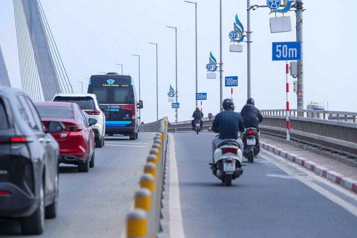 Nhiều biển báo và vạch kẻ xác định khoảng cách xe đã được bố trí trên cầu Nhật Tân (Hà Nội) hồi cuối tháng 9/2026 nhưng sau đó được tháo bỏ. (Ảnh Thành Long)