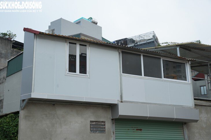 Tầng 2 được cơi nới ra phía trước để tăng diện tích sử dụng.