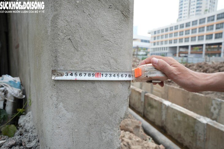 Nhà siêu mỏng trên đường Phạm Hùng - Lê Đức Thọ, vị trí hẹp nhất chưa đến 20cm.