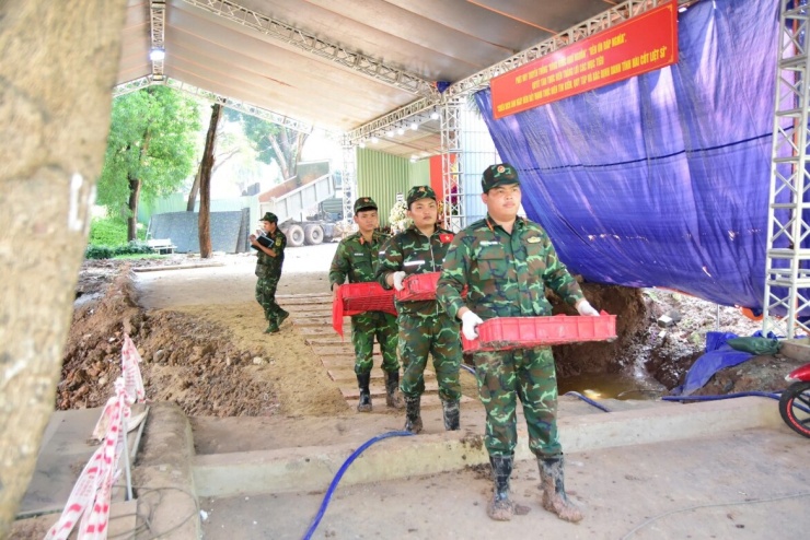 Trong ngày 16/10, các lực lượng phát hiện, quy tập thêm 12 hài cốt liệt sĩ cùng 6 bộ di vật kèm theo. Ảnh: Bộ Tư lệnh TP.HCM cung cấp