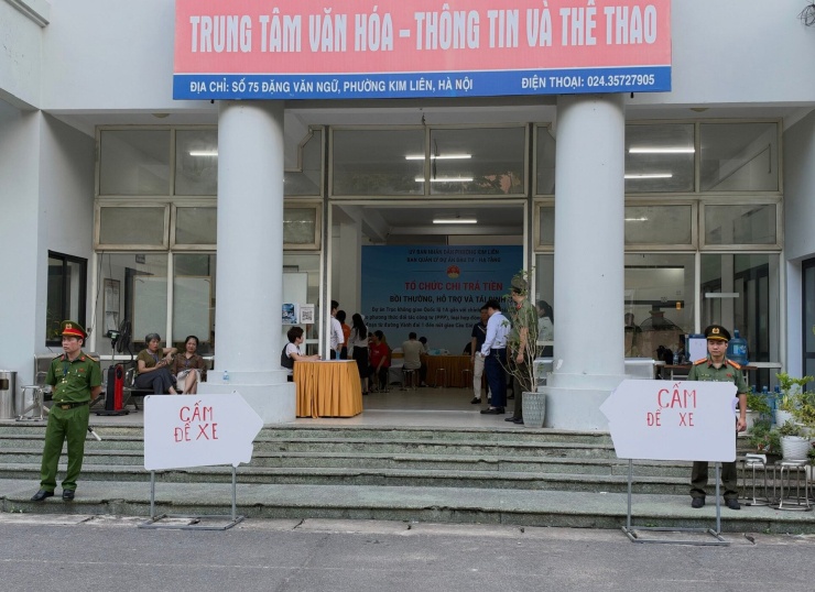 Chiều nay, lực lượng công an đảm bảo an ninh nghiêm ngặt tại khu vực chi trả tiền giải phóng mặt bằng. Ảnh: Nguyên Bảo