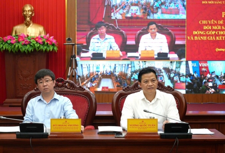 Ông Vương Quốc Tuấn, Bí thư Tỉnh ủy Quảng Trị và ông Bùi Hoàng Phương, Chủ tịch UBND tỉnh Quảng Trị chủ trì phiên họp chuyên đề về phát triển khoa học, công nghệ, đổi mới sáng tạo và chuyển đổi số tỉnh Quảng Trị