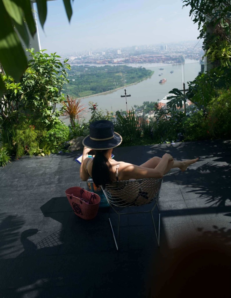 Hồng Nhung diện bikini, đọc sách trong lúc tắm nắng ở ban công penthouse.