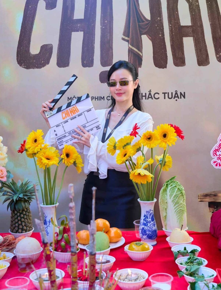 Ảnh sao 17/10: Hari Won ngại ngùng khi ngồi vào lòng Trấn Thành - 4
