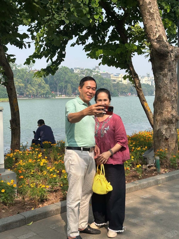 Ảnh sao 17/10: Hari Won ngại ngùng khi ngồi vào lòng Trấn Thành - 8