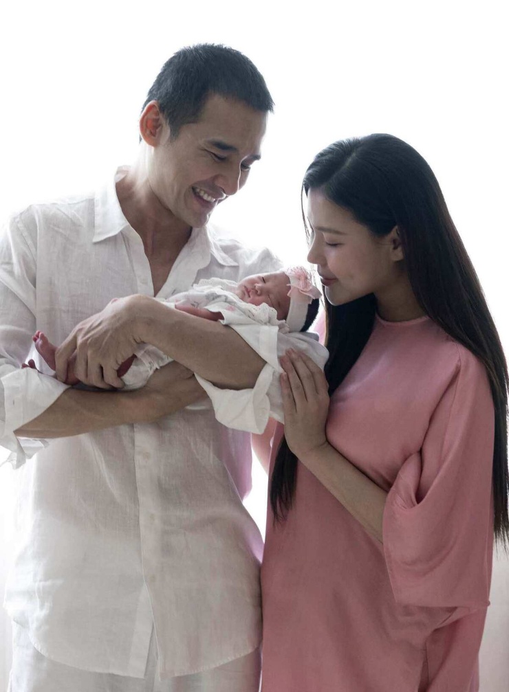 Ảnh sao 17/10: Hari Won ngại ngùng khi ngồi vào lòng Trấn Thành - 9