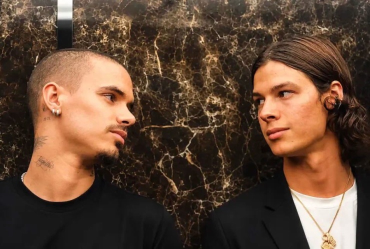 Romeo Beckham và Paul Kircher trong phim. Ảnh chụp màn hình