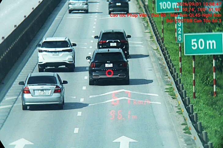 Cục CSGT giải thích cách xác định khoảng cách an toàn giữa hai xe, đồng thời khuyến cáo người lái xe căn cứ vào tốc độ, điều kiện mặt đường và tình hình giao thông để phòng ngừa va chạm. (Ảnh Cục CSGT)