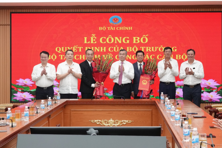 Bộ trưởng Ngô Văn Tuấn trao quyết định, chúc mừng các 2 cán bộ được điều động, bổ nhiệm. Ảnh: Bộ Tài chính