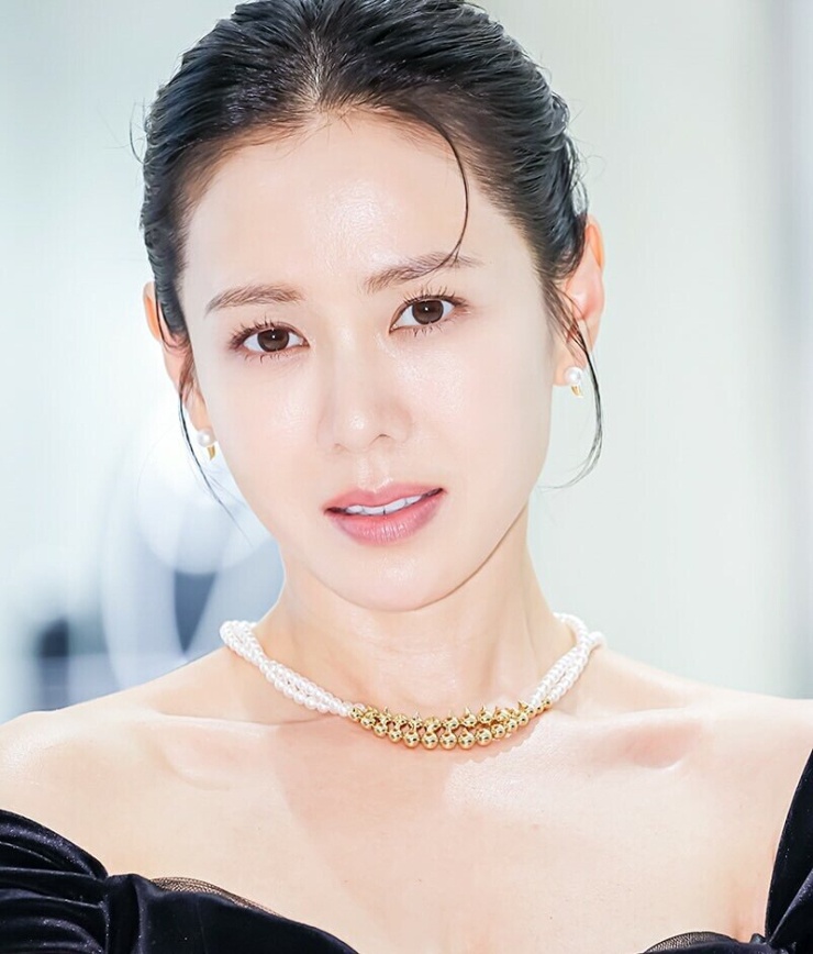 Ở tuổi 44, Son Ye Jin vẫn giữ nét đẹp thanh lịch, làn da mịn màng cùng vóc dáng cân đối, toát lên vẻ trẻ trung, rạng rỡ dù đã trải qua sinh nở và bận rộn với cuộc sống gia đình. Ảnh: Instagram yejinhand