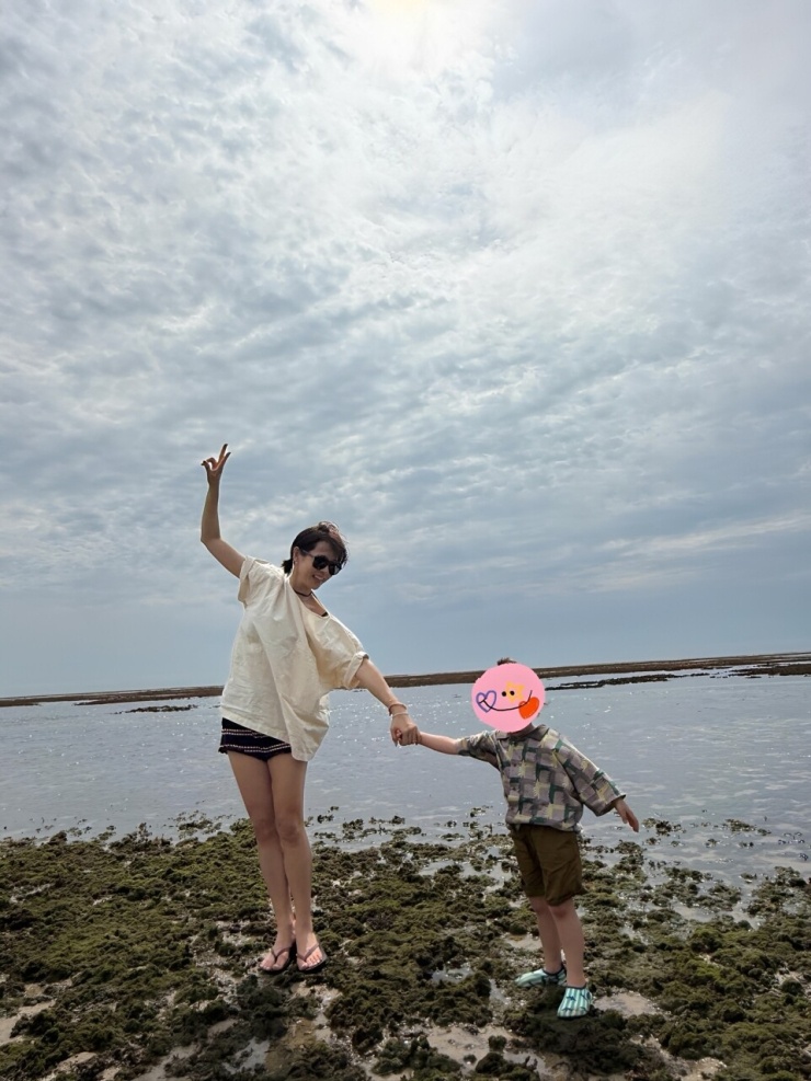 Vợ chồng Son Ye Jin và Hyun Bin thường tranh thủ thời gian đưa con trai đi chơi, khám phá thế giới xung quanh; cậu bé nay đã lớn, biết cầm máy ảnh chụp cho mẹ, mang đến những khoảnh khắc đời thường đáng yêu của gia đình. Ảnh: Instagram yejinhand