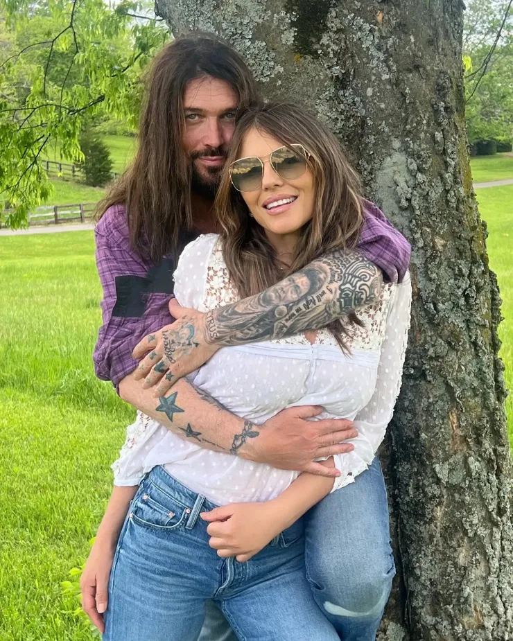 Billy Ray Cyrus và Elizabeth Hurley. Ảnh: Instagram