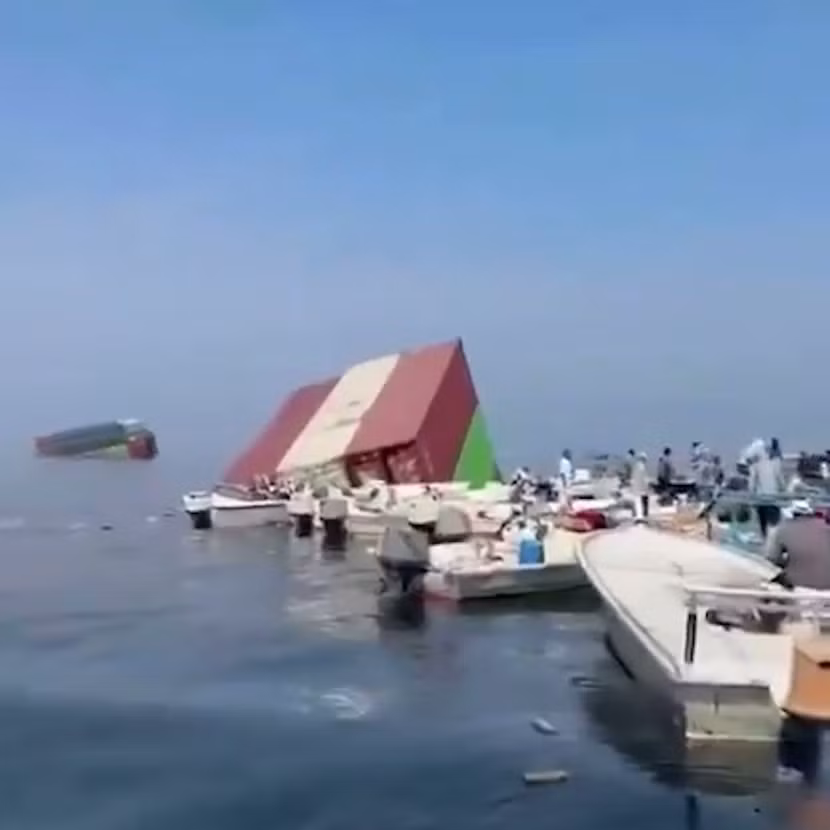 Ngư dân thu gom hàng hóa từ container trôi trên biển
