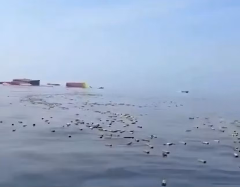 Hàng hóa trôi dạt trên biển