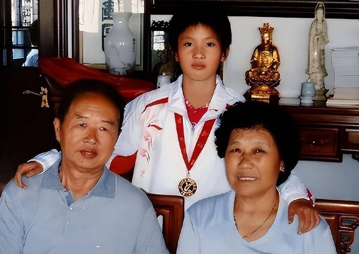 Trần Nhược Lâm sống cùng ông bà từ khi còn nhỏ. (Ảnh: Sina)