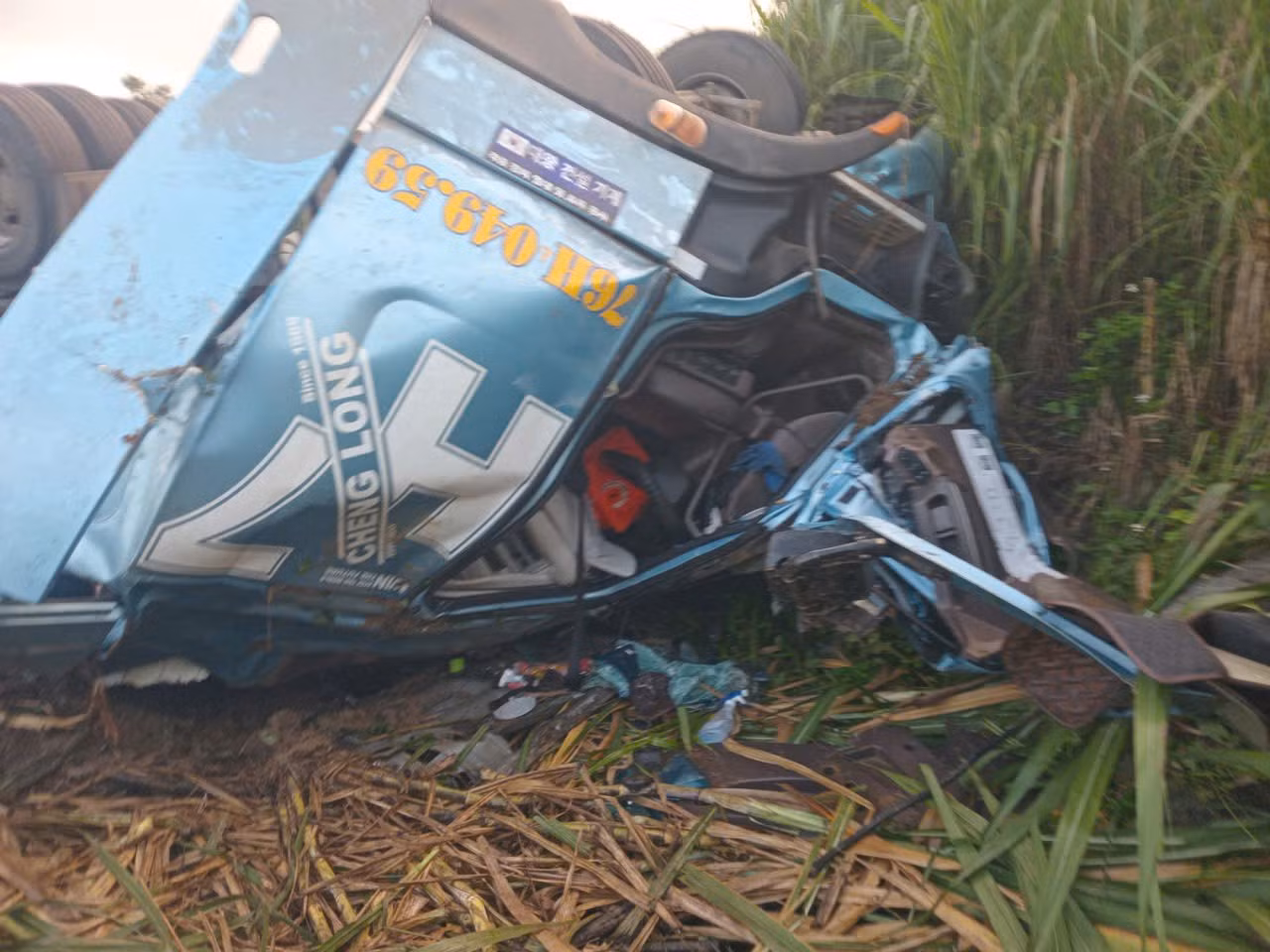 Xe đầu kéo hư hỏng hoàn toàn.