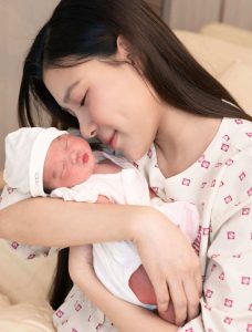 Thúy Diễm khoe diện mạo con gái Rosie