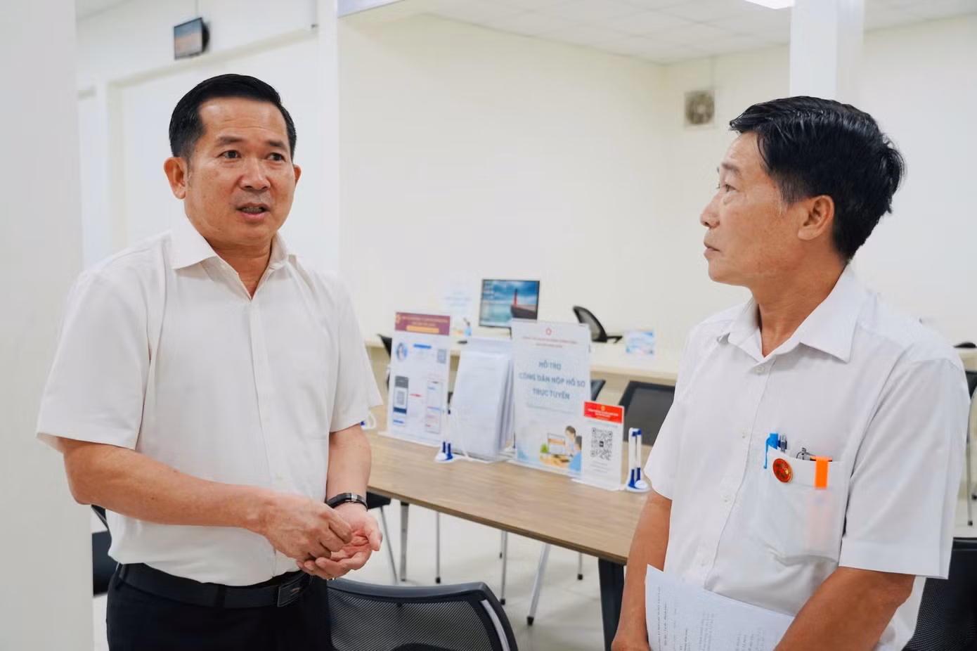 Ông Đinh Văn Nơi kiểm tra công tác giải quyết thủ tục hành chính tại đặc khu Phú Quốc.