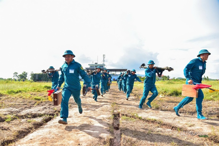 Lực lượng dân quân tự vệ khẩn trương cơ động vũ khí, khí tài vào trận địa. Ảnh: Tiến Lê