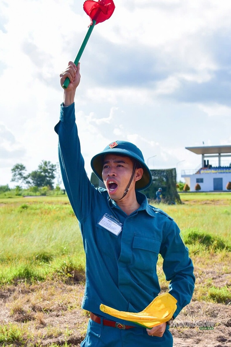 Phát tín hiệu chỉ huy trong quá trình thực hành chiến đấu. Ảnh: Tiến Lê