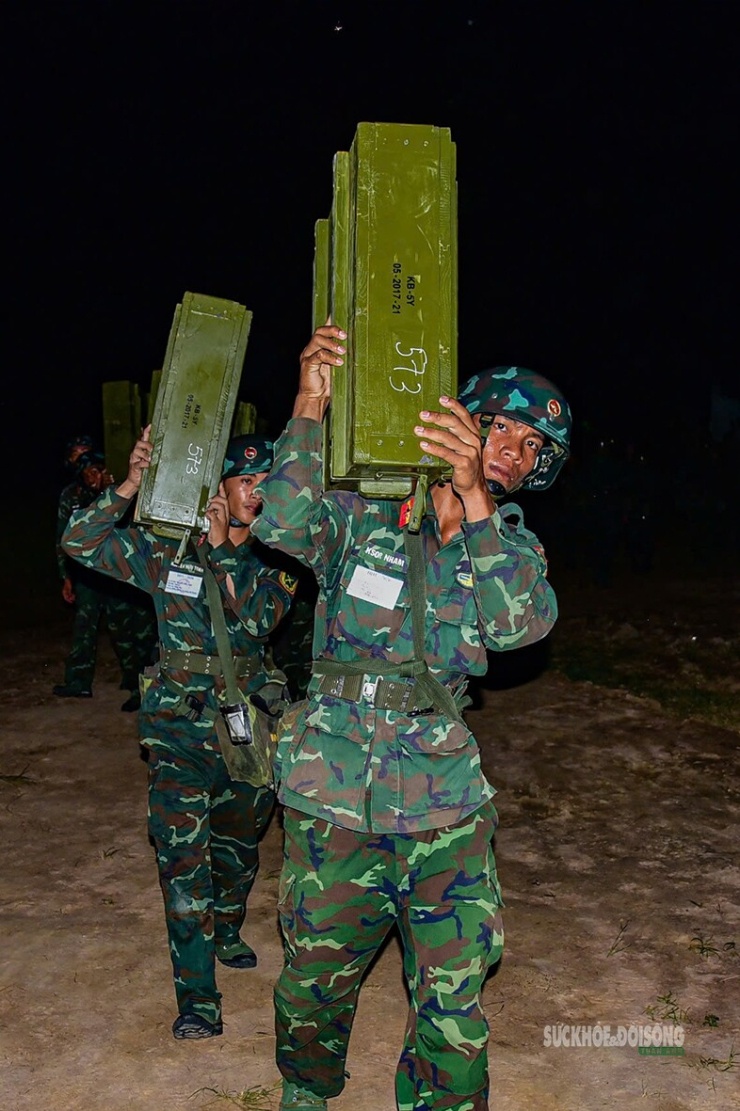 Vận chuyển hòm đạn, bảo đảm hỏa lực cho các khẩu đội trong đêm. Ảnh: Tiến Lê