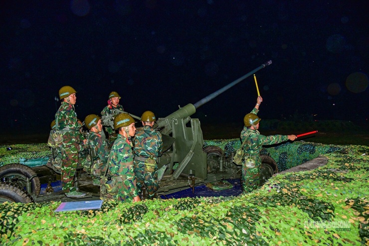 Khẩu đội pháo phòng không triển khai đội hình chiến đấu trong đêm. Ảnh: Tiến Lê