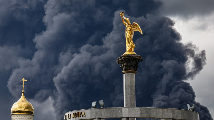 Khói bao trùm một nhà thờ sau vụ tấn công bằng máy bay không người lái của Ukraine vào Moscow ngày 18/6. Ảnh STRINGER (EFE)