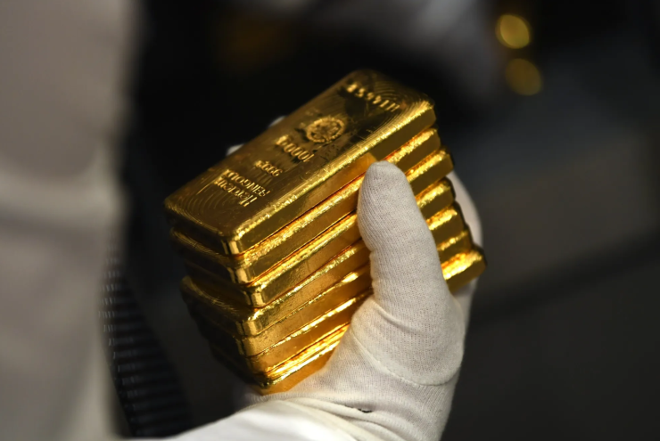 Vàng giao ngay có lúc rơi xuống vùng 4.080 USD/ounce, mức thấp nhất kể từ đầu tháng 8, sau khi lạm phát Mỹ công bố vượt dự báo. Ảnh: Bloomberg
