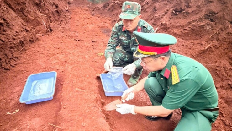 Đại tá Nguyễn Thanh Phong, Chính ủy Bộ CHQS TP. Đồng Nai tham gia, giám sát công tác quy tập hài cốt liệt sĩ của Đội K76 (ảnh: Đội K76)