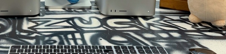 Dòng chữ "Zuck" và hoa văn graffiti được nghệ sĩ David Choe sơn lên mặt bàn làm việc.